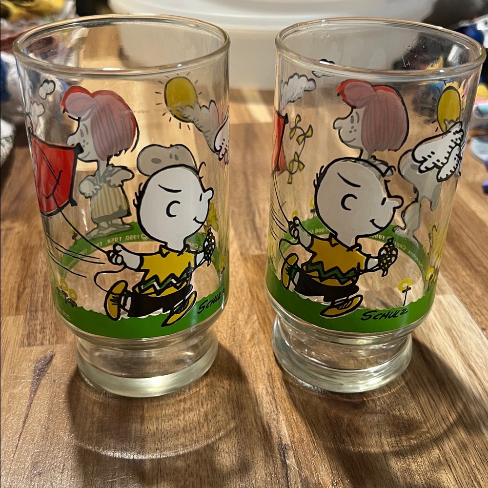 Peanuts Snoopy Flying a Kite Schultz Glass 6" Vintage 1966 UFS set of 2